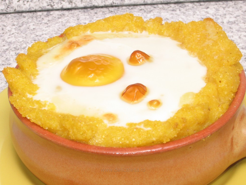 Cum găteau bunicile ouă ochiuri în mămăligă. Trucul pentru un preparat delicios, care amintește de copilărie