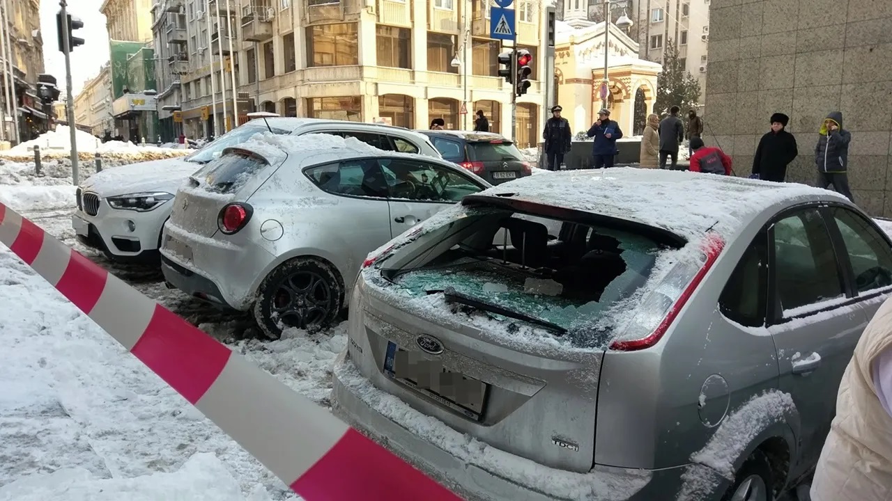 Cum îți poți repara mașina și cine plătește în cazul avarierii prin căderea zăpezii sau a țurțurilor pe vehicul