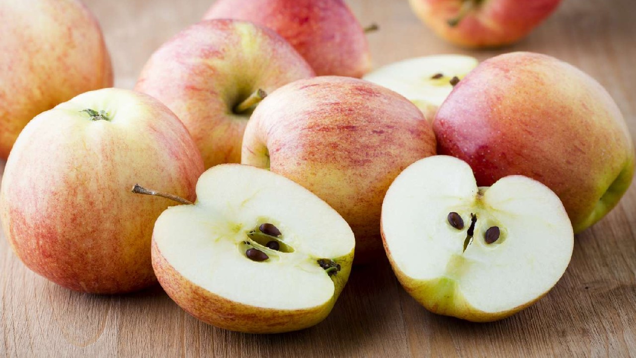 Merele vândute în magazinele din Europa conțin „cocktailuri de pesticide”. Experții trag un semnal de alarmă