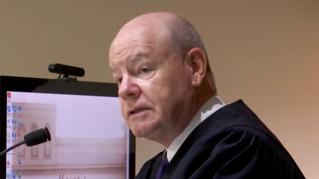 Un judecător și soția sa au fost împușcați prin ușă în statul american Indiana. Atacatorul a bătut la ușă înainte să tragă VIDEO