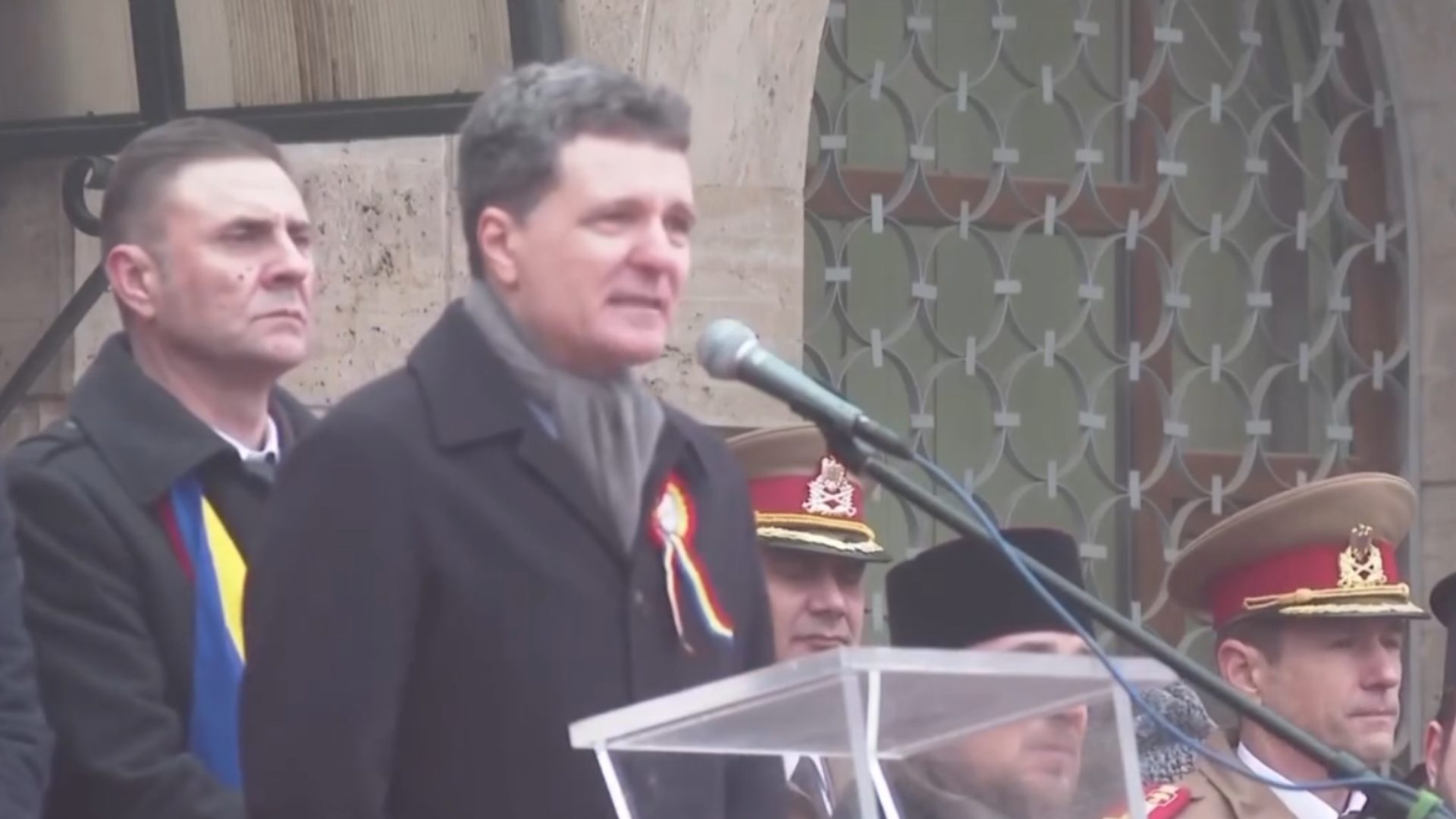 Nicușor Dan, huiduit la Focșani, a dat lecții de patriotism manifestanților. Mesajul dur pe care l-a transmis: „Să vă uitați cine sunt oamenii în care vă puneți speranțele!” VIDEO