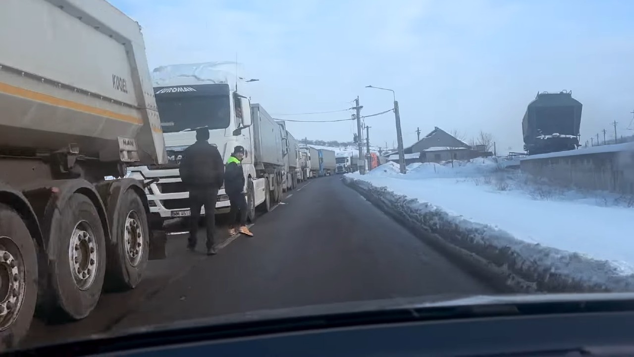 Autoritățile au fost luate prin surpindere de zăpadă. Ninsorile abundente i-au lăsat pe drumari fără sare, iar cozile la saline sunt interminabile
