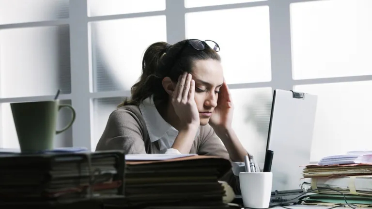 Românii ar putea beneficia de concediu plătit pentru epuizare profesională. Propunerea legislativă a fost inițiată de ministrul Economiei: „Legislația actuală nu oferă protecție reală angajaților” DOCUMENT