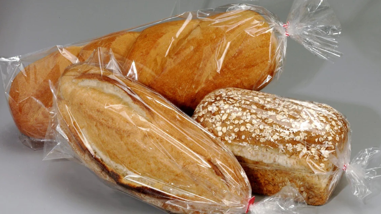 Motivele pentru care pâinea nu trebuie pusă în pungă. Cele mai potrivite metode de depozitare