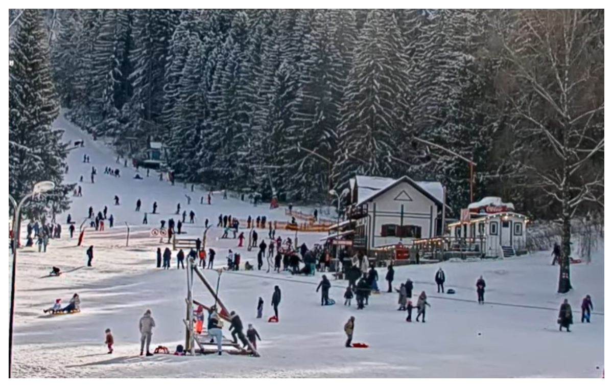 Pârtiile sunt pline ochi, deși vacanța s-a terminat. Cât costă un skipass în Poiana Brașov