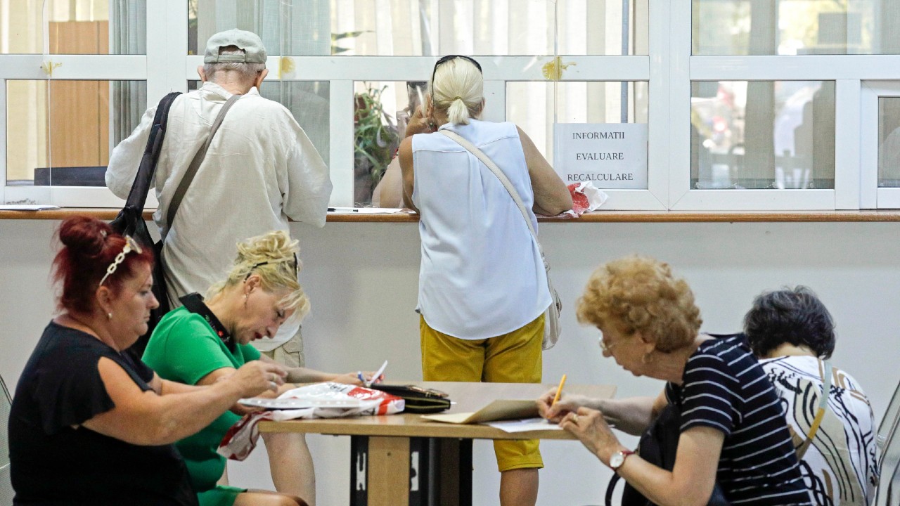 La ce vârstă ies, de fapt, românii la pensie. Anii în care se pensionează cei născuți între 1968 și 1980, de ce pentru mulți pensia se mută tot mai departe