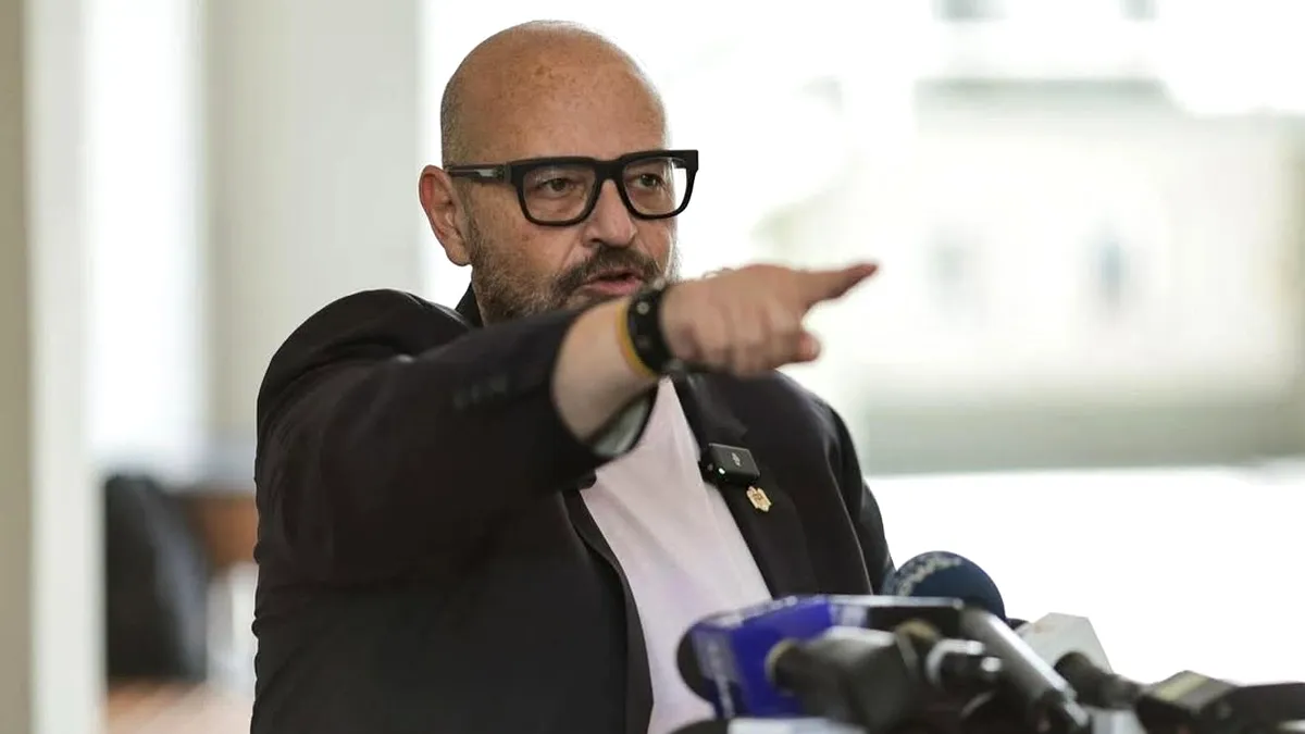 Piedone se întoarce pe scena politică şi îl atacă pe primarul Capitalei: „Ciucule, eşti PRIMAR GENERAL! REVINO-ŢI!”