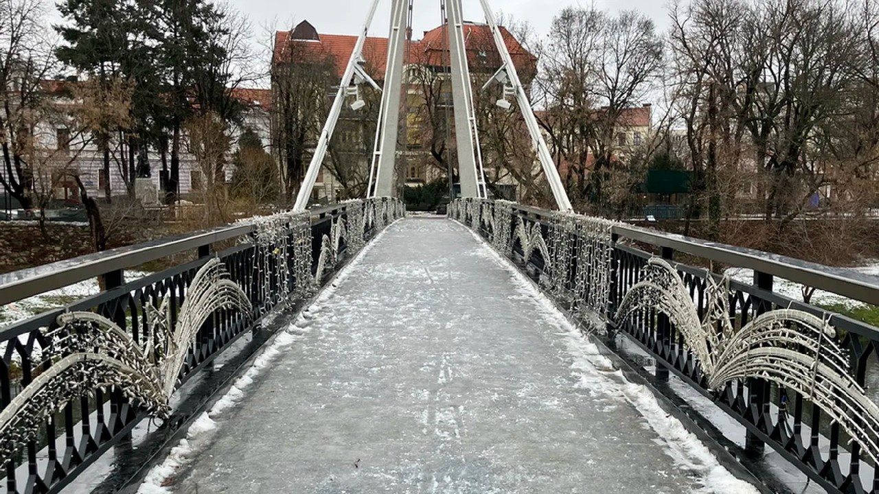 Podul cu degivrare lăsat moștenire de Bolojan orădenilor a înghețat. Podul Intelectualilor s-a transformat, din nou, în derdeluș