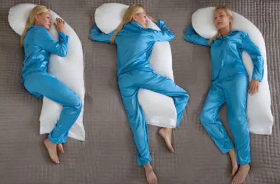 Cum îți poți păstra frumusețea pe timpul nopții. Poziția de somn recomandată de specialiști, ca să nu faci riduri