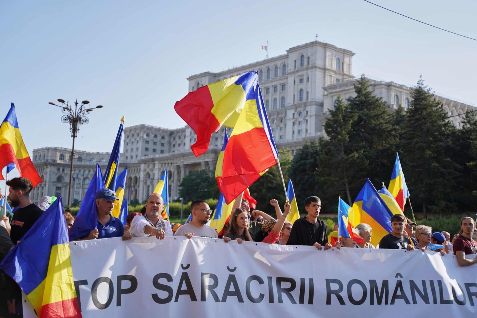 Sondaj CURS. Principalele nemulţumiri ale românilor: 63% dintre respondeţi cred că o vor duce mai rău în 2026