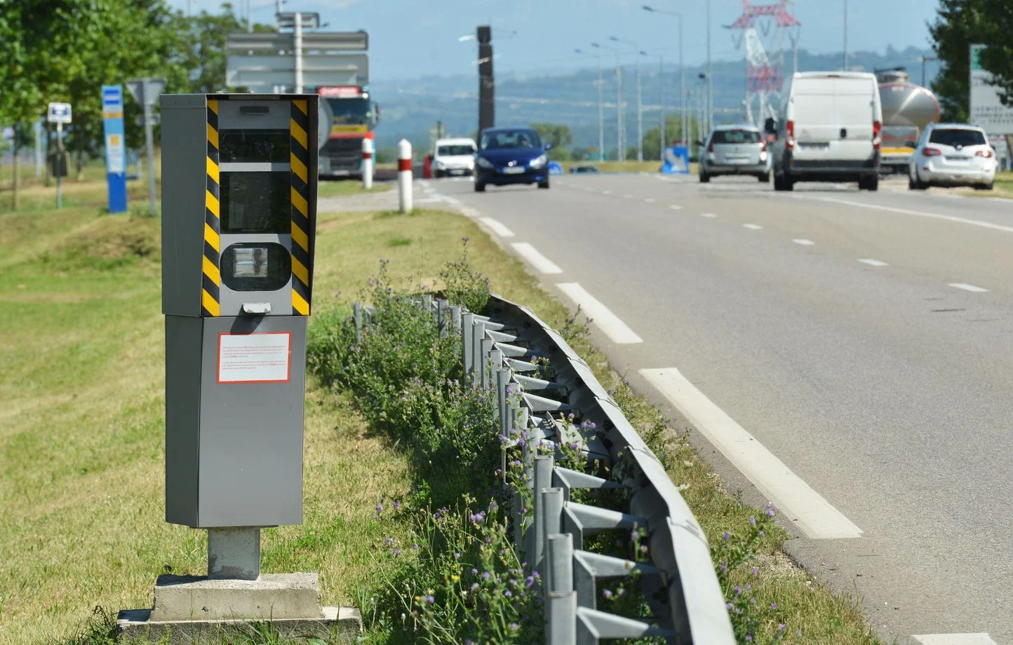 Noile radare fixe de pe autostrăzi şi drumuri naţionale, imposibil de păcălit. De la ce distanţă vor putea înregistra viteza cu care circulă automobilele