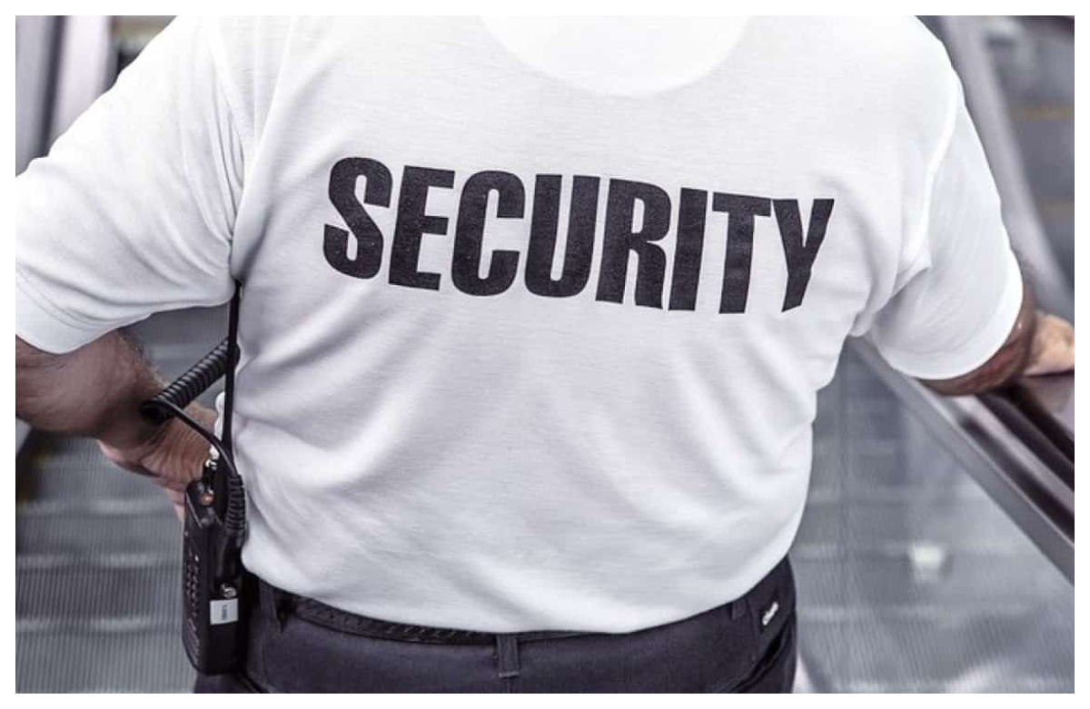 Câți bani câștigă pe lună un paznic în 2026. Meseria a devenit din ce în ce mai căutată în România