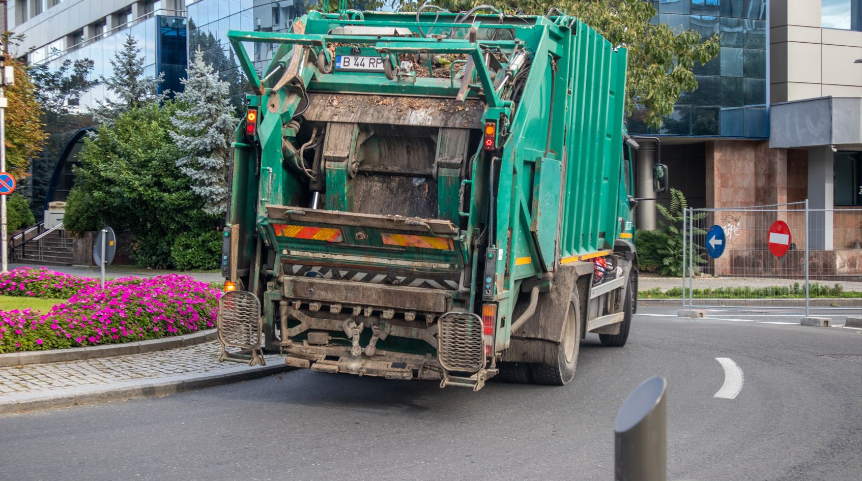 Taxele de salubrizare cresc în mai multe orașe. Amenzi de până la 1.000 de lei pentru cei care nu respectă regulile