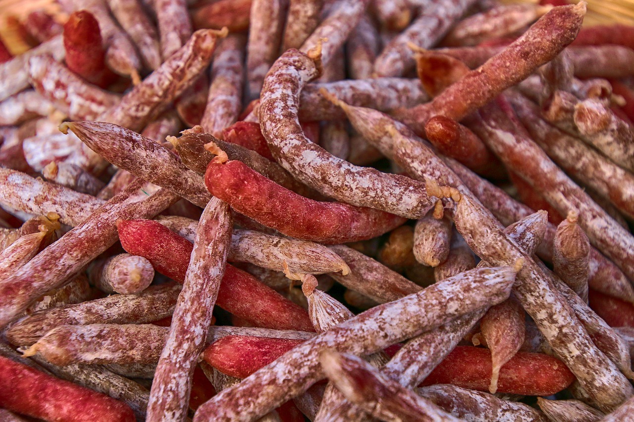 Cel mai mare producător de cârnați din Germania a început să-și închidă fabricile. Sute de oameni își pierd locurile de muncă