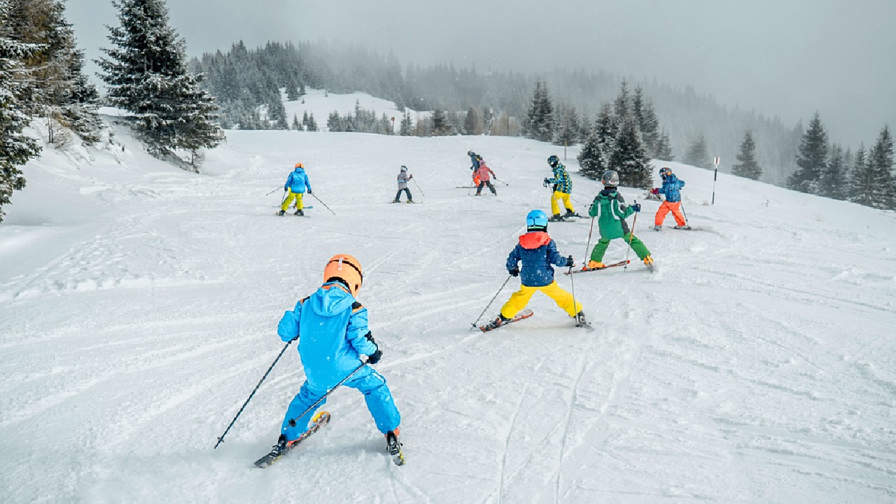 Cât te costă vacanța de schi a copilului în 2026. Cea mai ieftină opțiune e tot scumpă: 1.700 de lei/zi