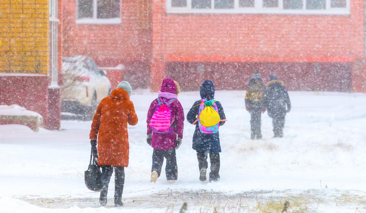 Școlile rămân închise, vacanță prelungită pentru elevi. Unde nu se fac ore joi, 15 ianuarie 2026