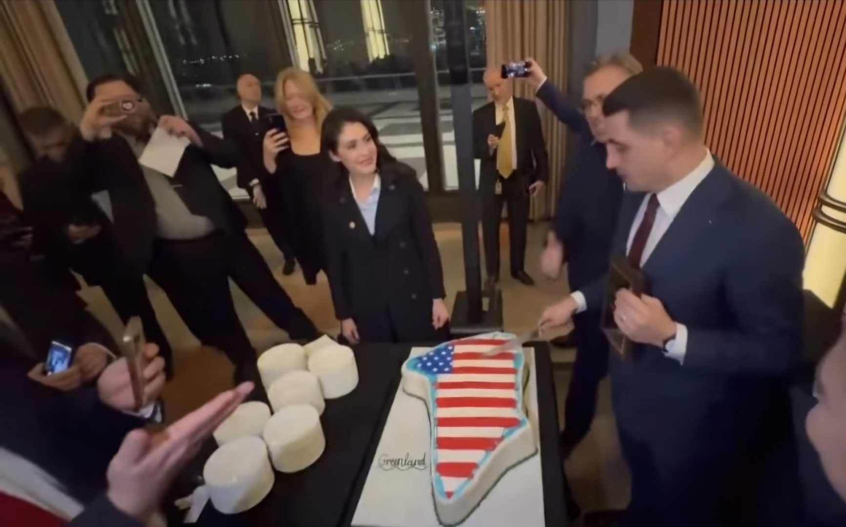 VIDEO George Simion, invitat în SUA de o organizaţie de extremă dreapta, taie un tort în forma Groenlandei, acoperit cu steagul american: „Trebuie întâi să scăpăm de Macron”