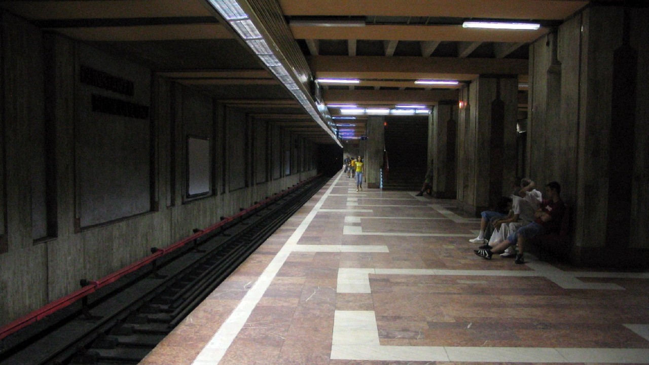 Tentativă de sinucidere la metrou, în stația Constantin Brâncoveanu. Se circulă în sistme pendulă