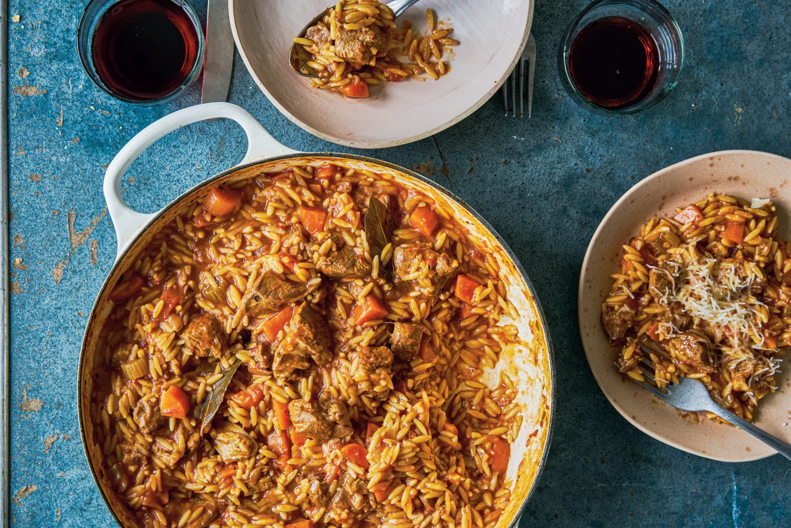 VIDEO- Gustul vacanței în Grecia, la tine în bucătărie! Tot ce trebuie să știi despre Giouvetsi, un deliciu care adună toată familia la masă