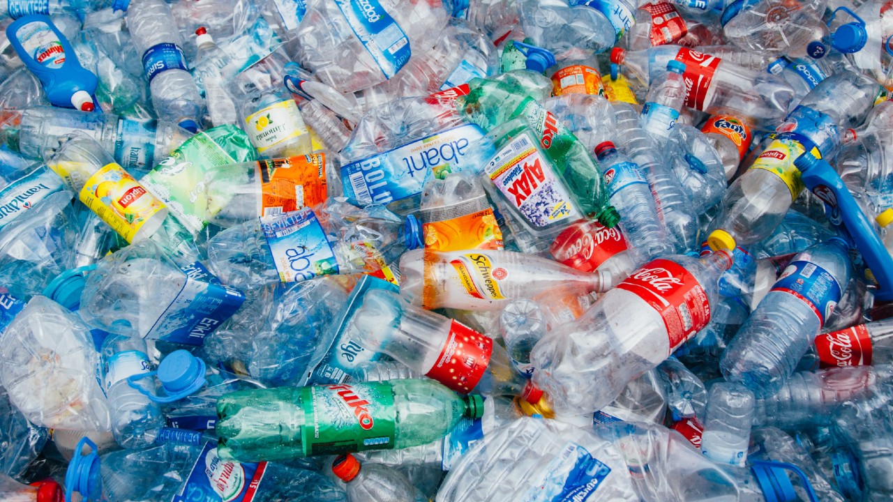 Uniunea Europeană impune măsuri drastice în privința utilizării sticlelor de plastic. Consumatorii vor fi nevoiți să plătească mai mult pentru fiecare băutură cumpărată