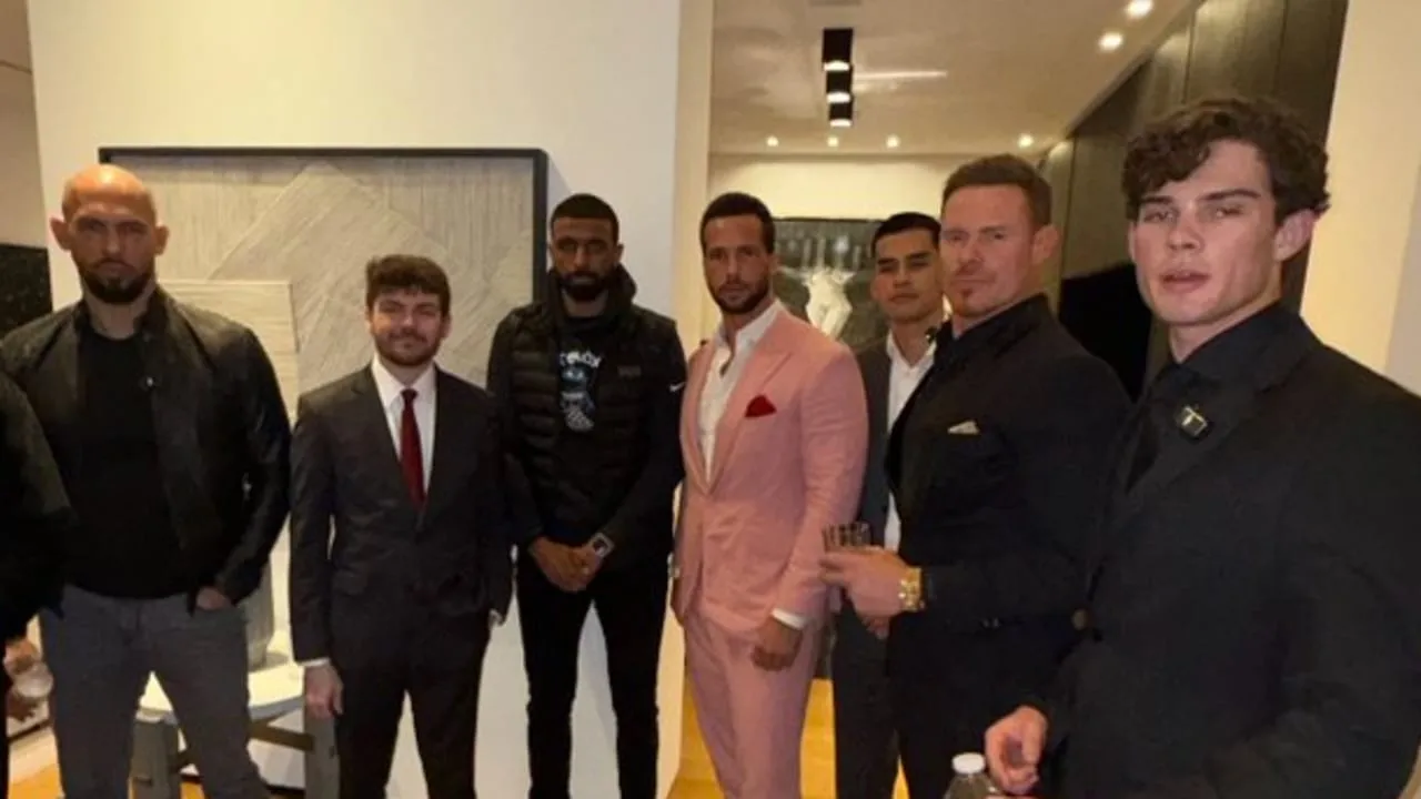 Frații Tate și Nick Fuentes, influencer de extremă dreaptă, surprinși cântânt piesa lui Kanye West care îl glorifică pe Hitler. Scena a avut loc într-un club din Miami, primarul se declară ”dezgustat”