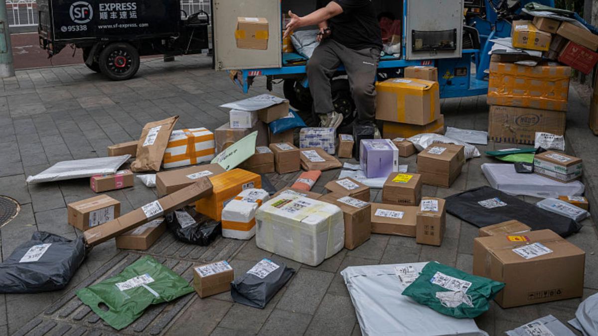 Taxa de 5 euro la coletele din afara UE schimbă regulile cumpărăturilor online. Ce trebuie să ştie românii care comandă pe internet