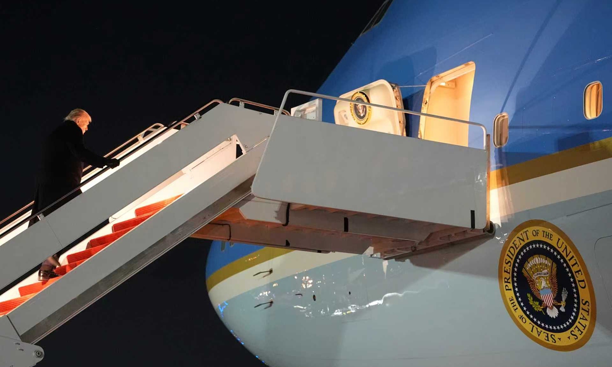 Air Force One, întors la baza Andrews din cauza unei probleme electrice. Donald Trump a decolat din nou spre Davos, cu un alt avion