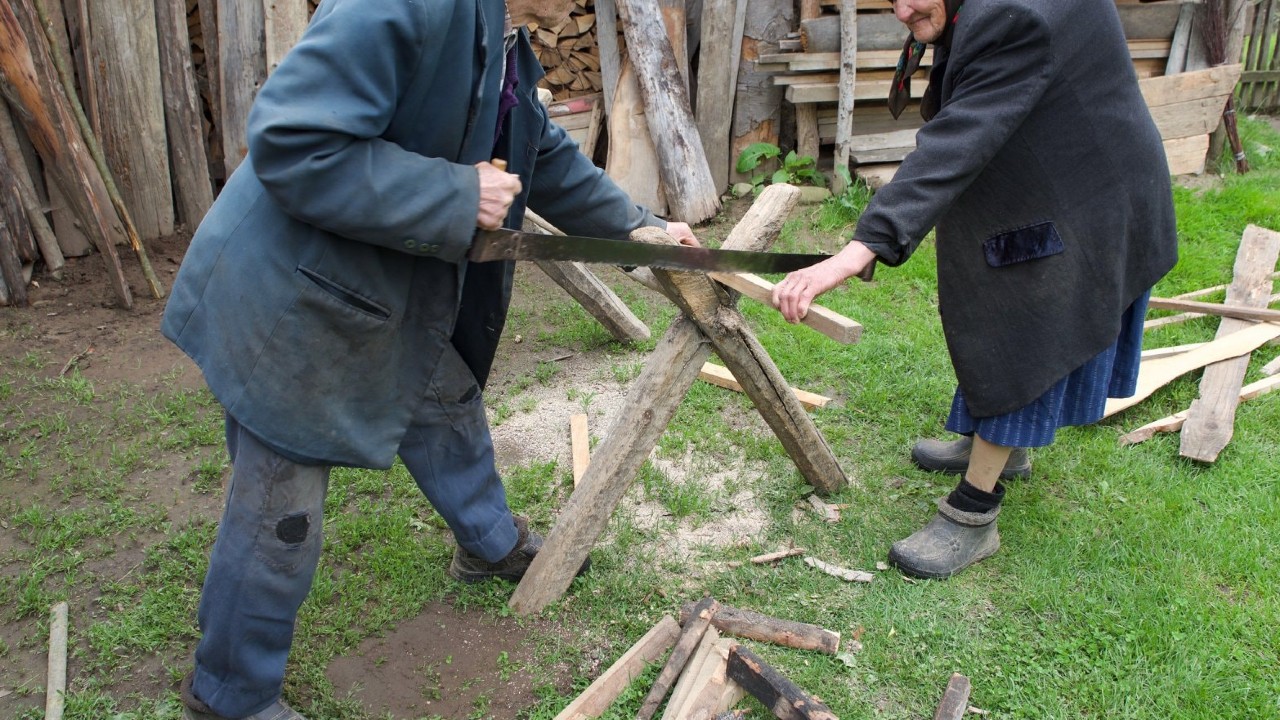 Soț și soție de 84 și 78 de ani, găsiți morți în propria gospodărie la Vatra Dornei. Descoperirea a fost făcută de nepotul celor doi