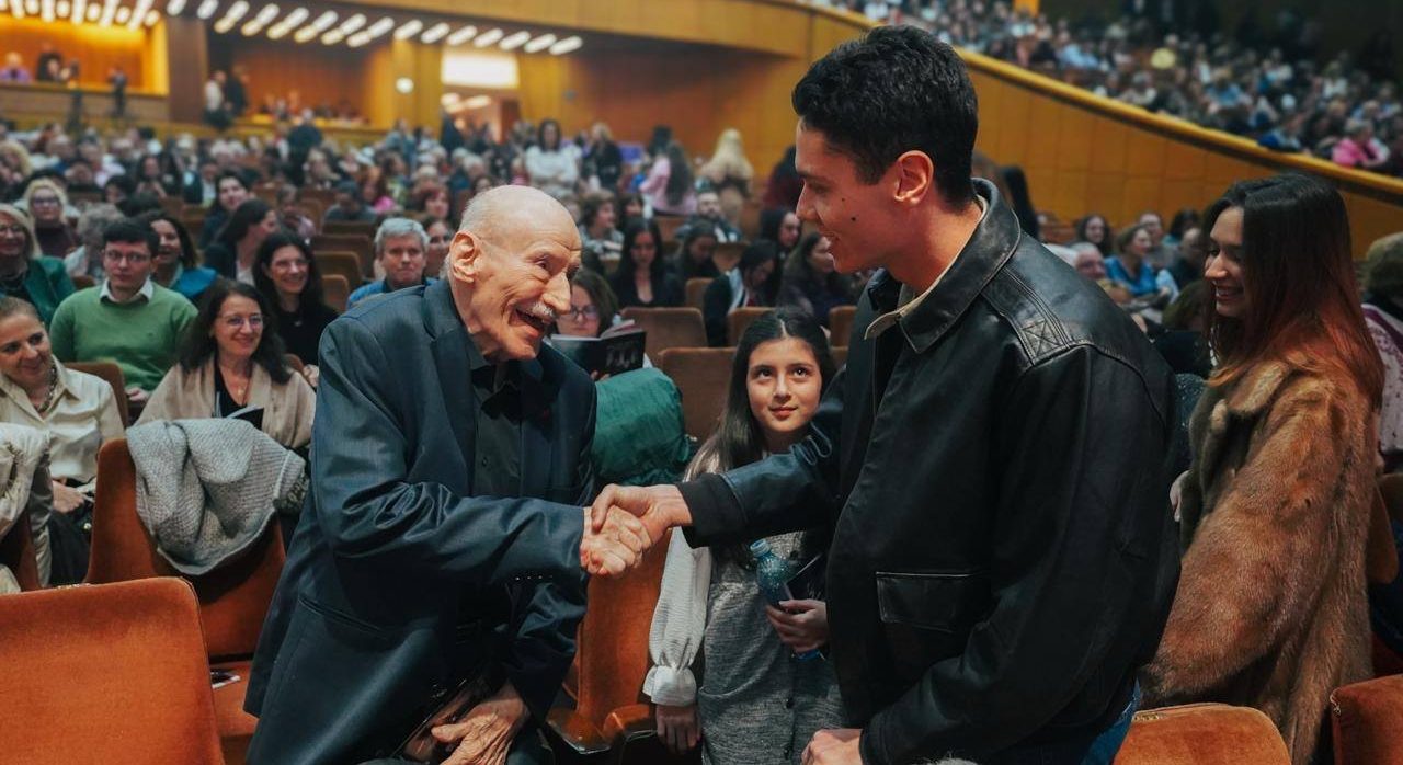 David Popovici, impresionat de întâlnirea cu marele actor Victor Rebengiuc. Mesaj emoționant al campionului olimpic: „Un privilegiu rar”