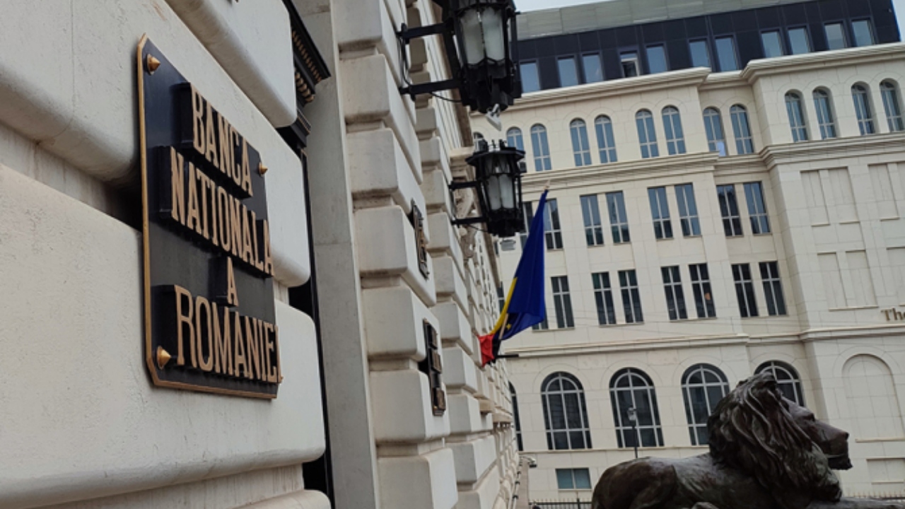 Cursul valutar a explodat înainte de turul doi al alegerilor prezidențiale. Suma pierdută de BNR din rezerva valutară în două zile