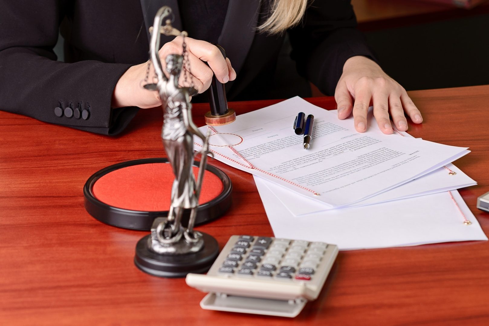 Salariul unui notar în România, în 2026! Cât încasează lunar