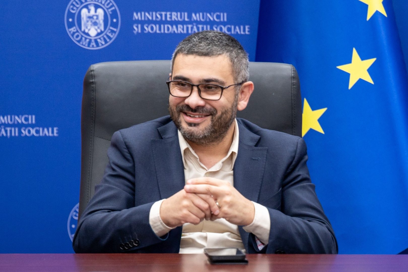 Ministrul Muncii, Florin Manole, vorbeşte despre programul propus de PSD, prin care peste 3,6 milioane de români ar primi ajutor din partea statului