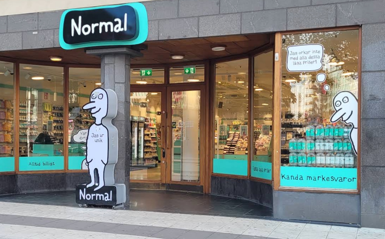 Cel mai bogat danez aduce și în România magazinele cu prețuri mici Normal. Unde va fi deschis primul, ce vor putea cumpăra românii