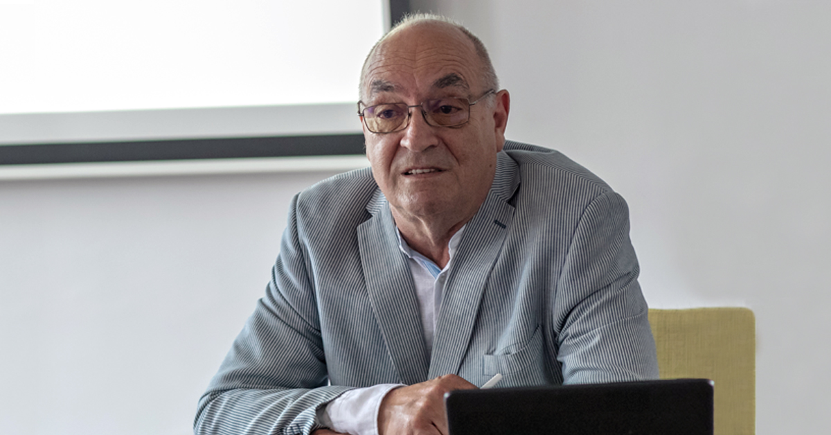 Un cunoscut profesor universitar de matematică afirmă că telefoanele nu trebuie confiscate în timpul orelor: „La ora de matematică toți copiii ar trebui să aibă telefonul sau tableta pe masă”