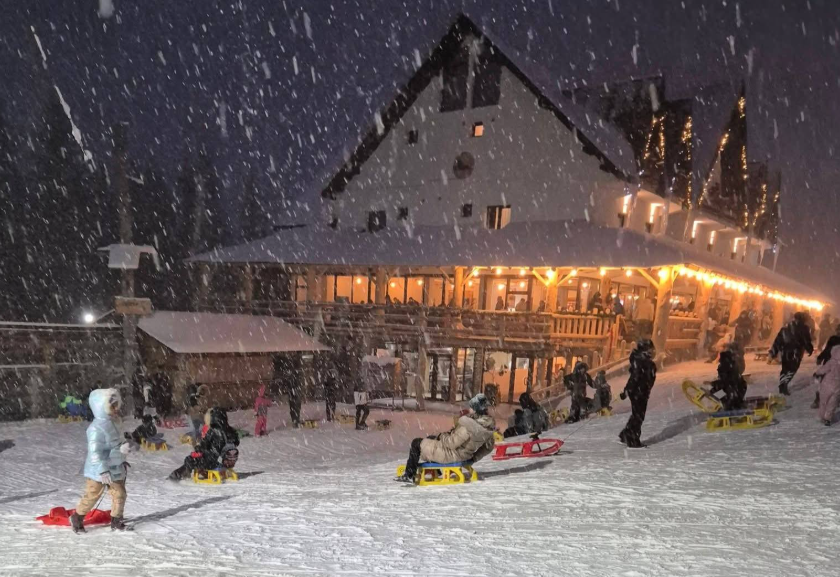 Vacanţa de schi începe cu ninsori abundente la Poiana Braşov. Meteorologii Accuweather au actualizat prognoza pe februarie şi anunţă trei zile de feerie şi la Sinaia, Predeal sau Rânca