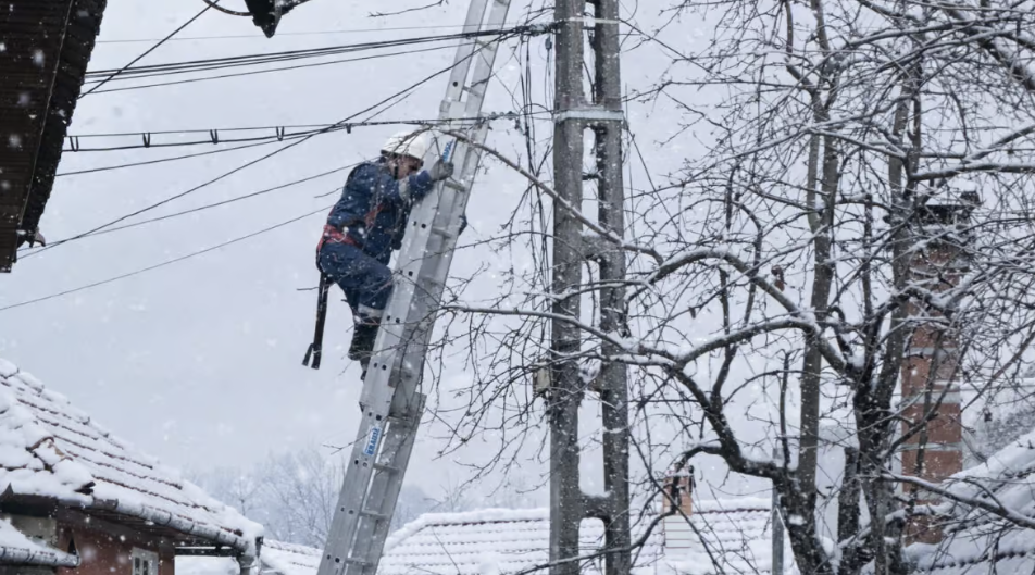 Peste 200.000 de locuințe au rămas fără curent din cauza vremii. Ministrul Energiei: „Suntem cu arma la picior”