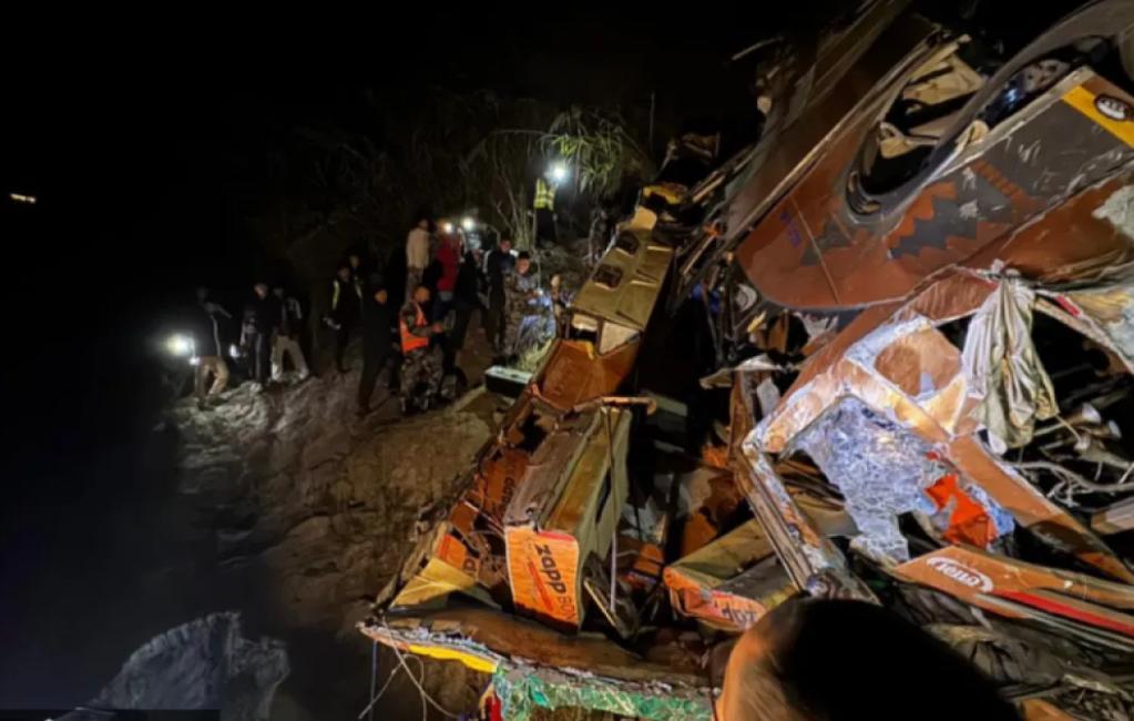 Accident de cod roşu: 19 morţi şi numeroşi răniţi după ce un autocar turistic a căzut în prăpastie FOTO şi VIDEO