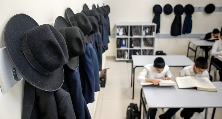 Şcoli închise după bombardamentele din Orientul Mijlociu. O rachetă a lovit o şcoală de fete, 40 de morţi!