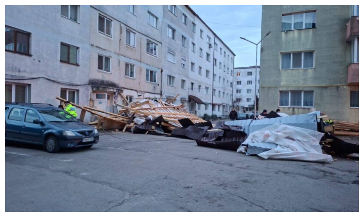 Acoperișul unui bloc, smuls de vântul puternic și aruncat peste mașinile parcate în zonă. Momente dramatice în Bistrița
