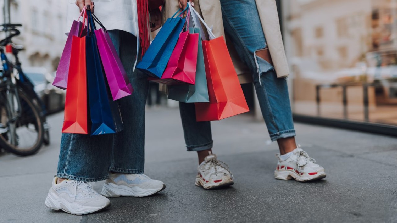 Expresia „uitatul nu costă” nu mai e valabilă. Un magazin a introdus o taxă pentru cei care nu cumpără produse, doar se uită