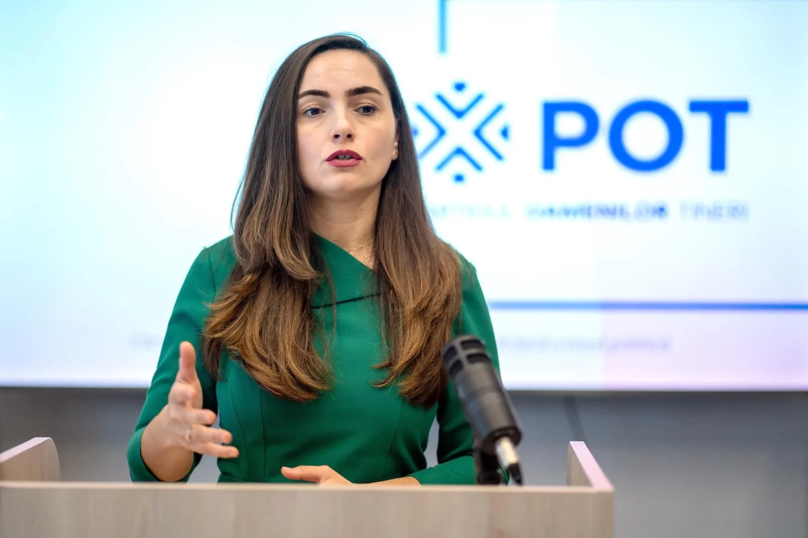 Un nou scandal în POT. Anamaria Gavrilă este acuzată că ar fi cerut cotizații de 8.000 de lei, prin firme fantomă. Reacția președintei partidului: ”Să îi cereți dovezi. Eu nu am avut afaceri în România”