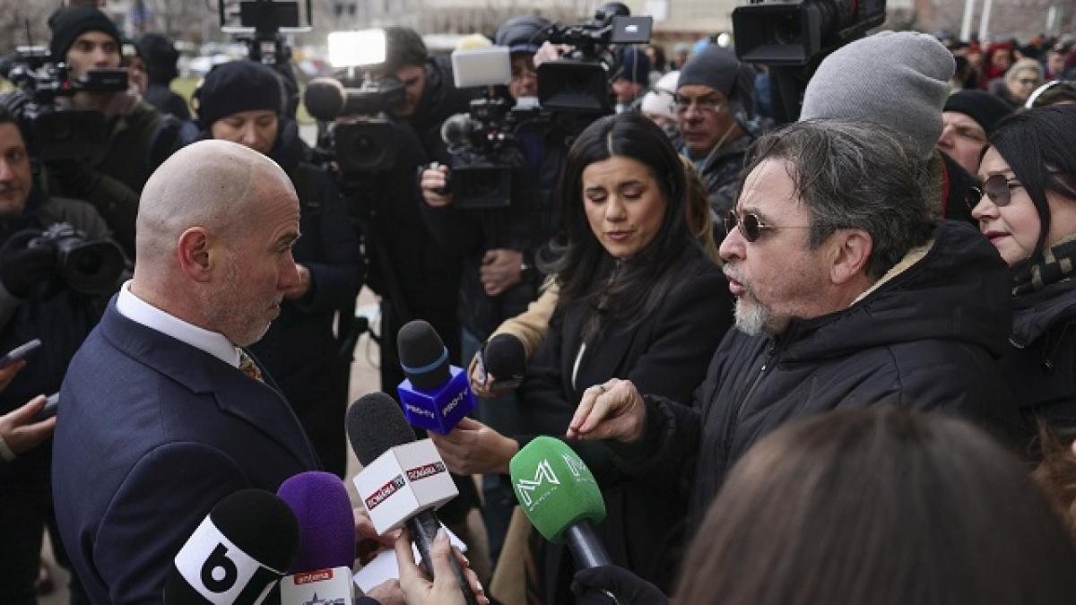 Ministrul Culturii anunţă retragerea proiectului care introducea „pontajul” pentru artişti, după ce câteva zeci de actori au protestat luni în faţa Teatrului Naţional