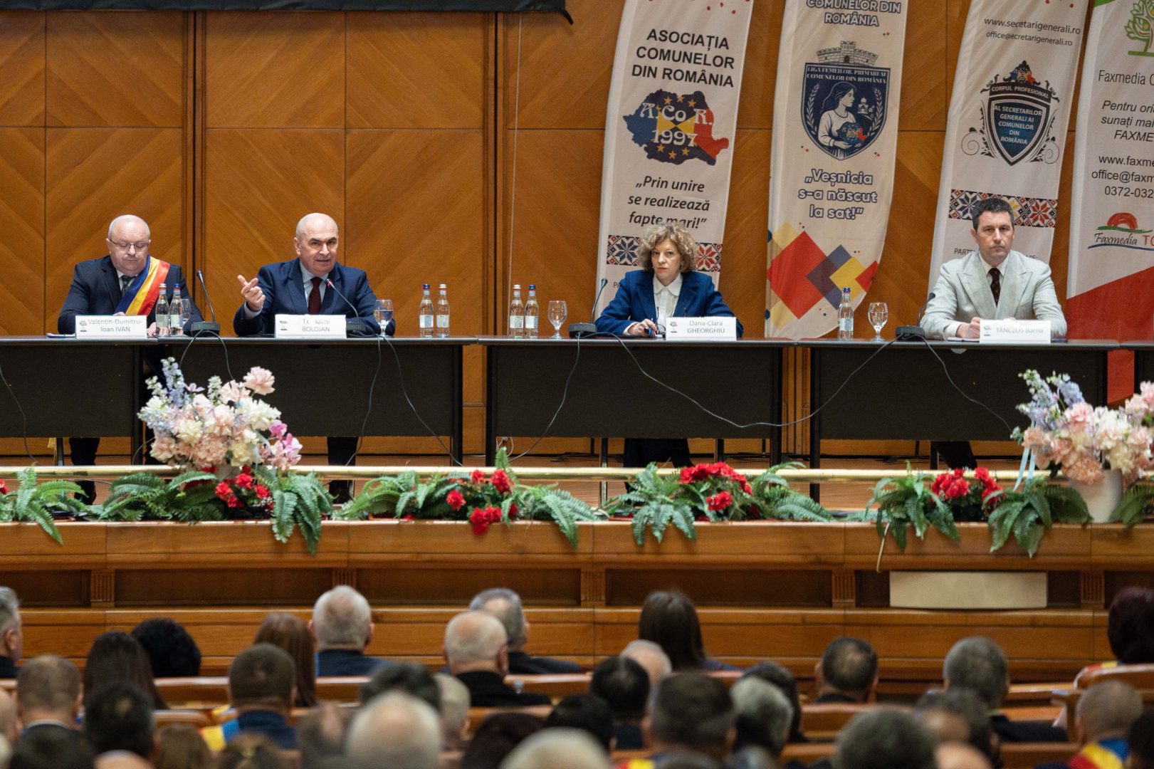 Primăria unui oraş de 5.000 de locuitori cheltuieşte mai mult de jumătate din buget pe salariile angajaţilor. Alţi 10% merg la ajutoare sociale