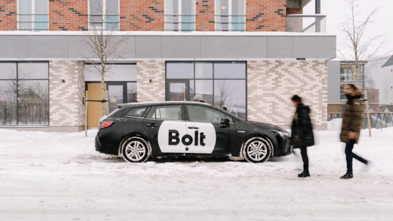Prețurile la Uber și Bolt au explodat în Capitală, după ce ninsoarea a făcut ravagii. Cât costă o cursă până în centrul Bucureștiului