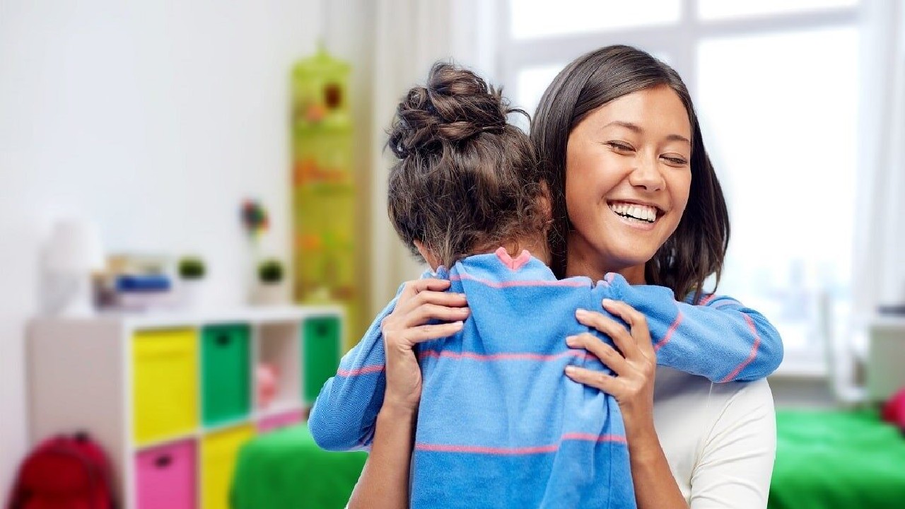 Ce salariu încasează o bonă filipineză în România. Multe dintre dădacele asiatice primesc mâncare și cazare