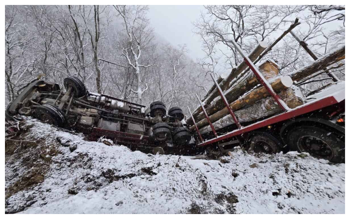 Momente șocante pe un drum înghețat din județul Sibiu. Un camion plin cu lemne a căzut într-o râpă. Șoferul a supraviețuit ca prin minune