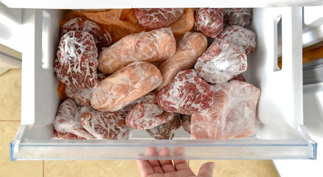 Cum poți decongela rapid carnea, fără să folosești cuptorul cu microunde. Trucul pe care nu îl știu mulți