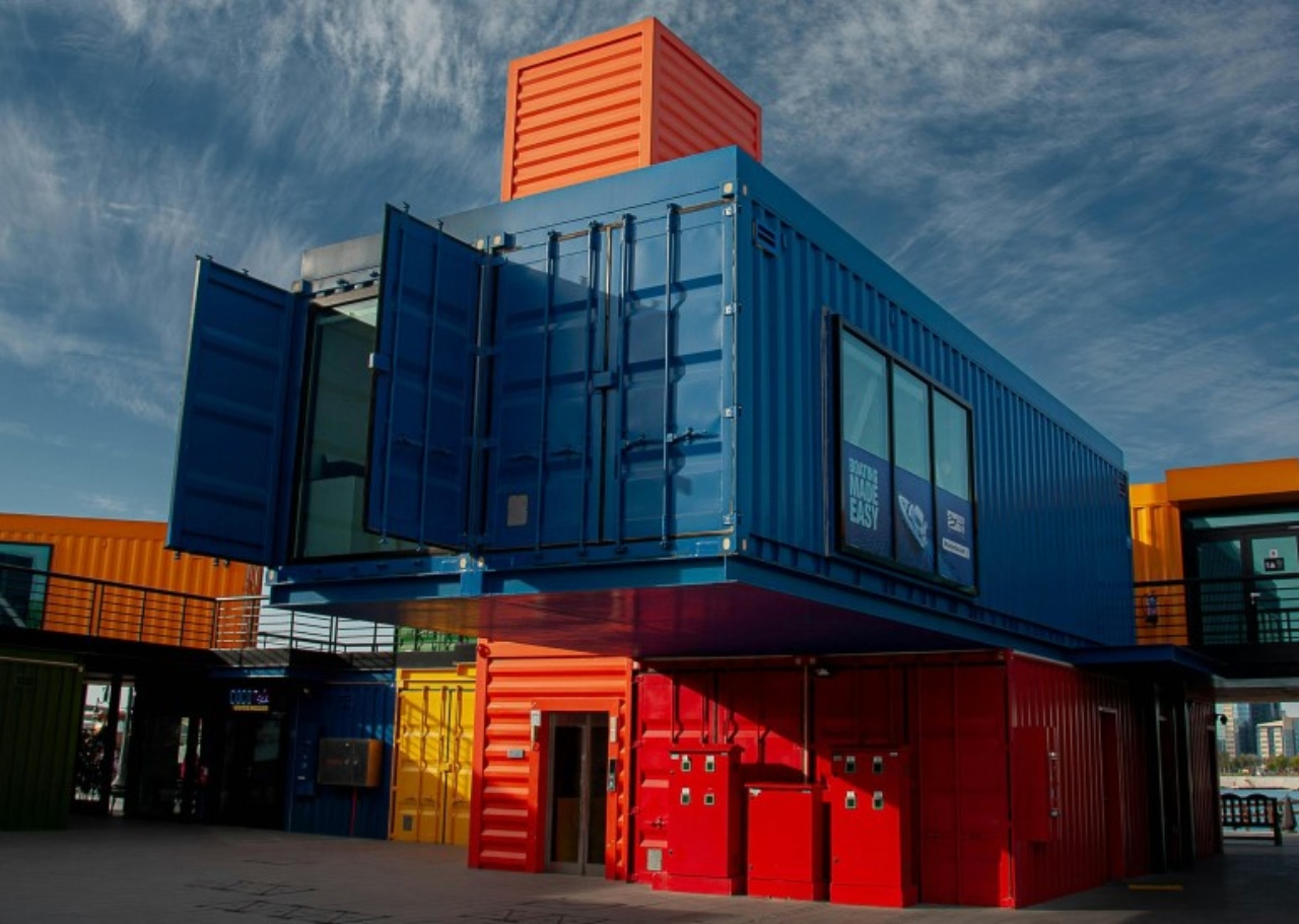 Amendă uriașă riscată de românii care locuiesc ilegal într-o casă din containere. Pot scoate din buzunar 100.000 de lei!