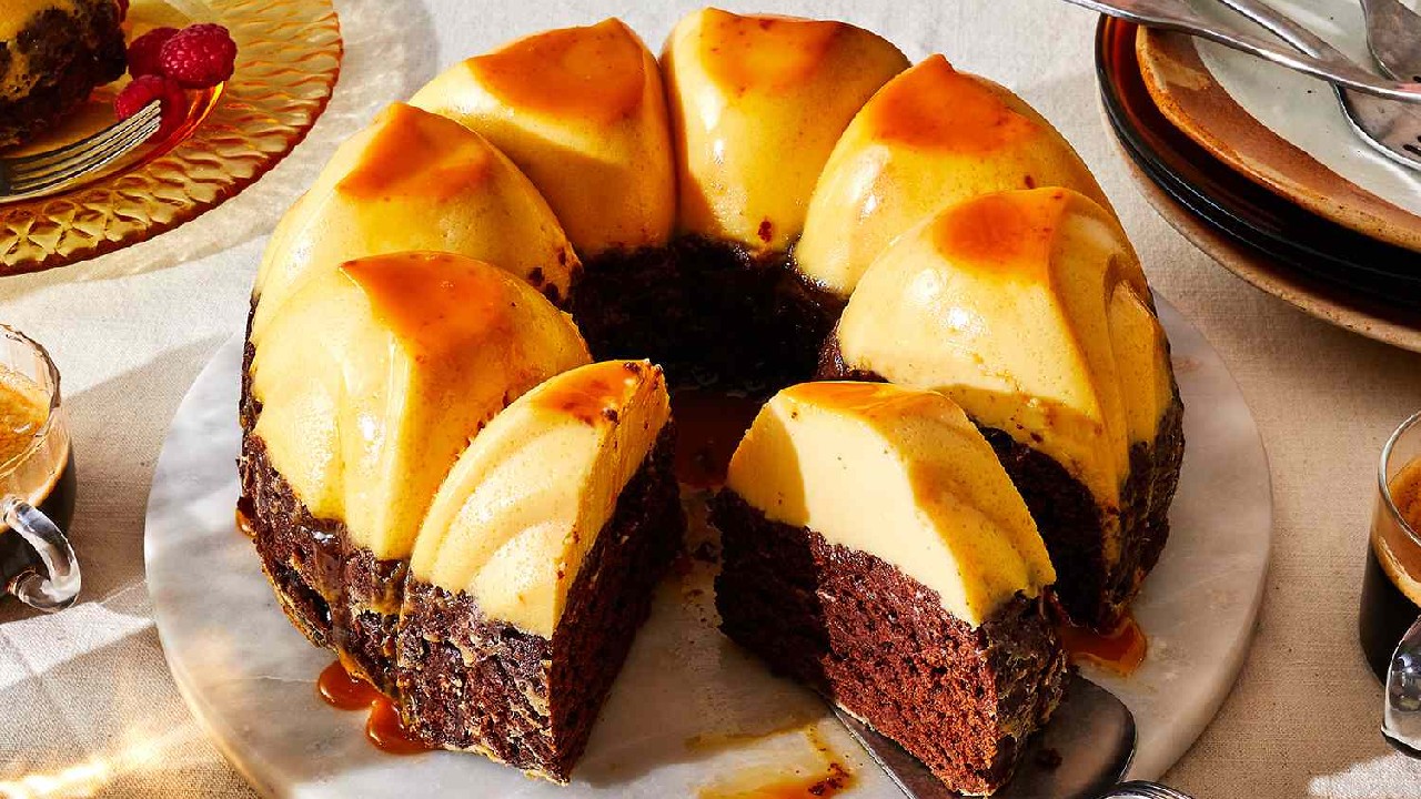 Rețetă uimitoare de chocoflan. Prăjitura cu cremă de zahăr ars și ciocolată care ți se topește în gură
