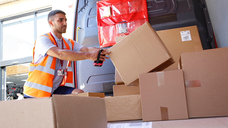 Cum procedezi atunci când primești un colet deteriorat sau când nu îl mai primești deloc. Cine trebuie să te despăgubească